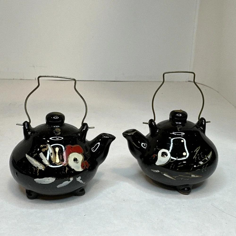 Tea Pot Salt & Pepper Shakers - Vintage Hand Painted Made in Japan